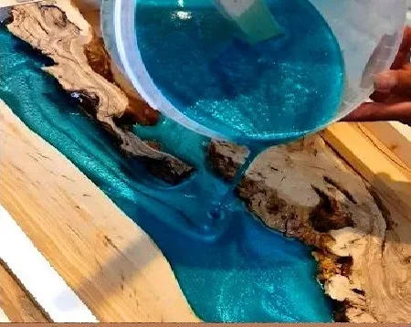 Resine epossidiche e "tavolo Fiume"